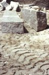 Gespaltener Block auf weichem Sandbett